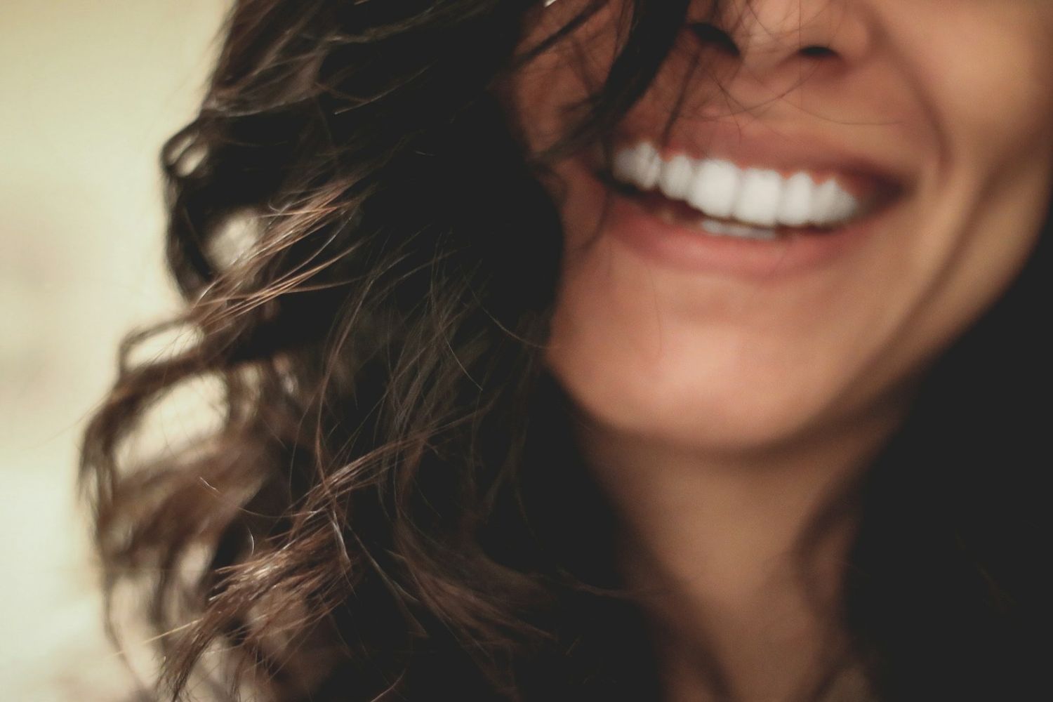 Sourire éclatant après un blanchiment dentaire professionnel
